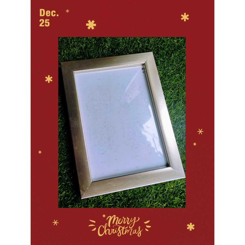Combo 7 chiếc khung ảnh treo tường kích thước 13x18cm, mặt bằng mica, tặng kèm đinh và móc treo tường.