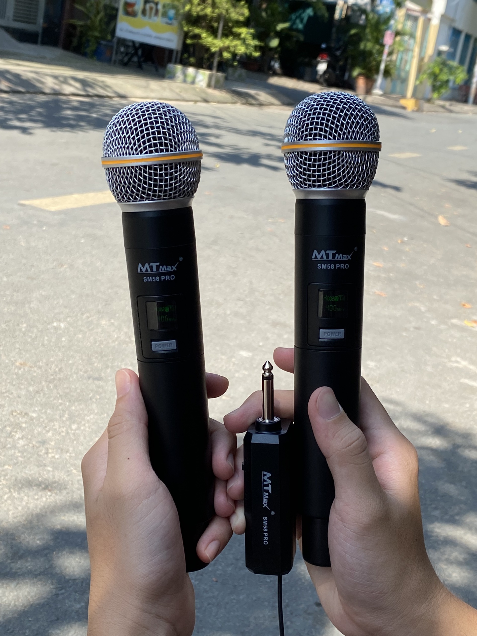 Micro Không Dây MTMAX SM58 PRO Cao Cấp 2 Mic Chuyên Dùng Cho karaoke gia đình, vui chơi hội họp, tiện dụng khi di chuyển sẳn sàn giúp bạn chinh phục mọi bài hát, giá tốt chất lượng cao