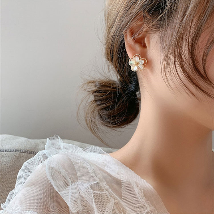 Khuyên tai/ Bông tai bạc S925 thiết kế hình hoa mai hoạ tiết nổi đơn giản nữ tính Blossom A0090