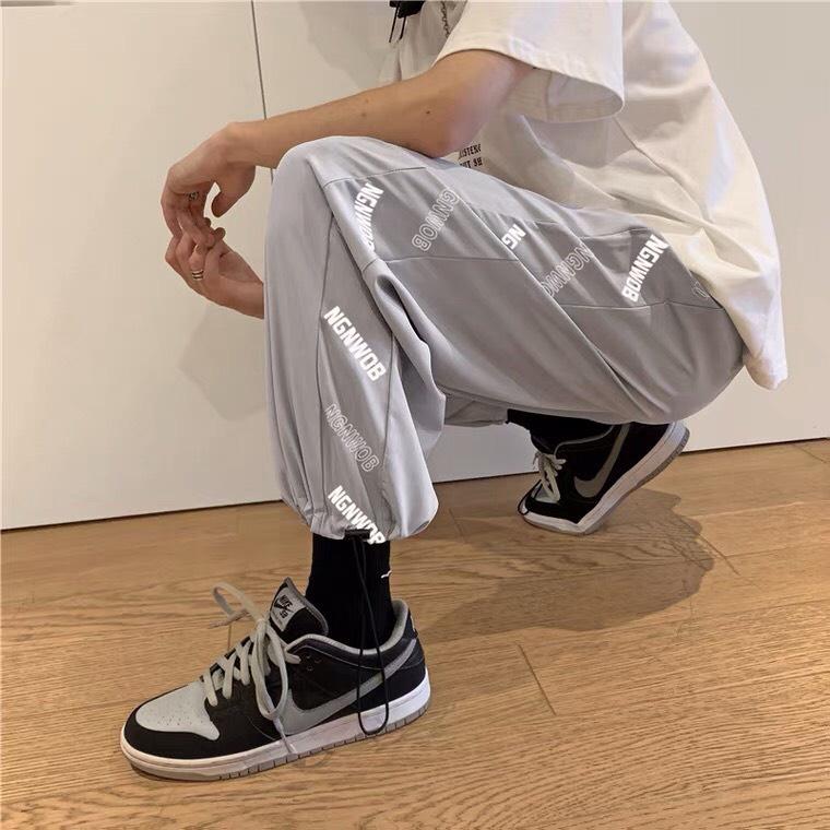 Quần jogger unisex ́ ̉ ̣̂ Quần ống rộng có dây rút ở gấu chất Umi thể thao, chất lì không xù