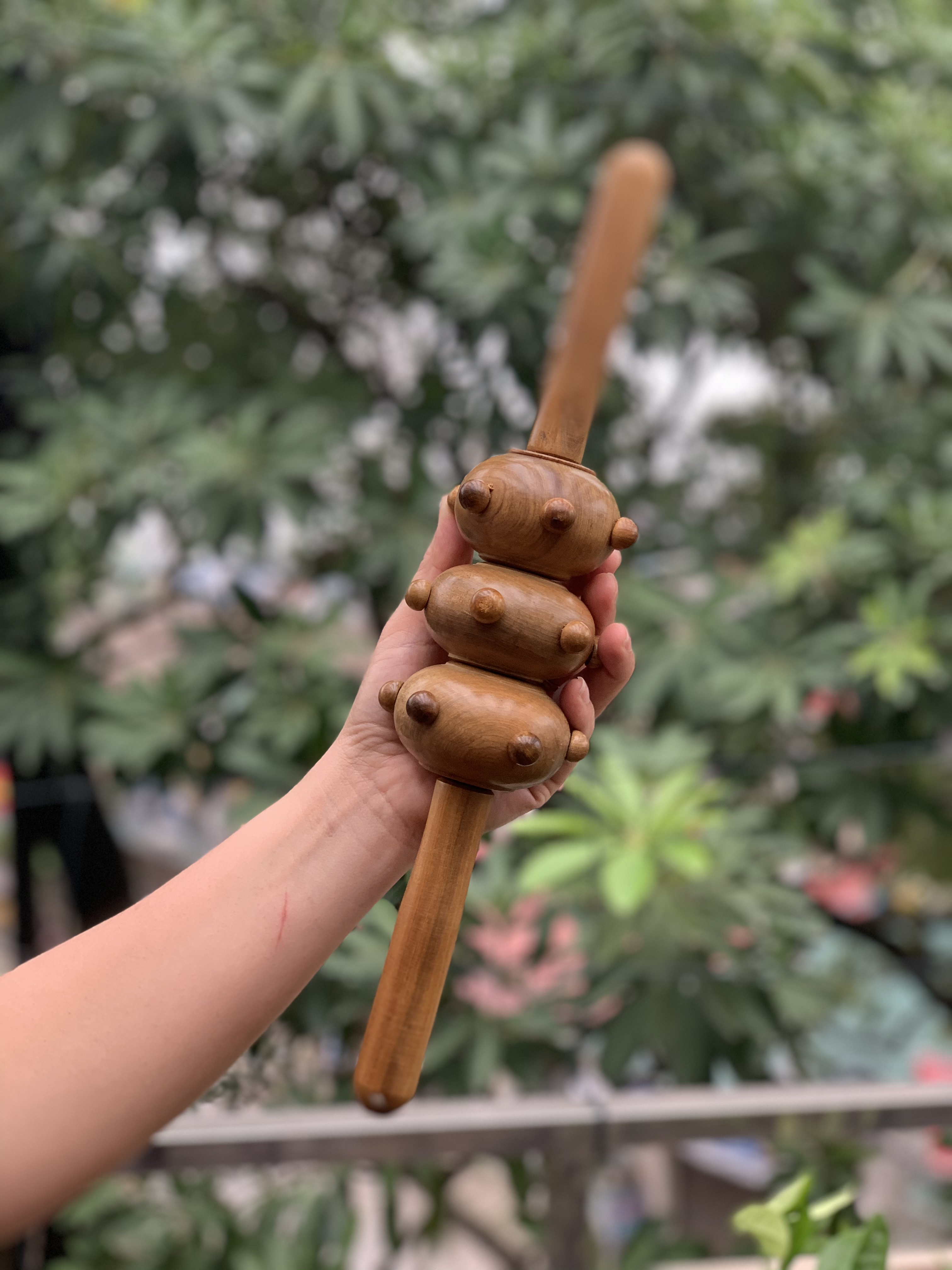 Cây lăn Massage toàn thân 3 bánh bi gai bằng gỗ Bách Xanh thơm chăm sóc sức khỏe - giảm căng thẳng mệt mỏi