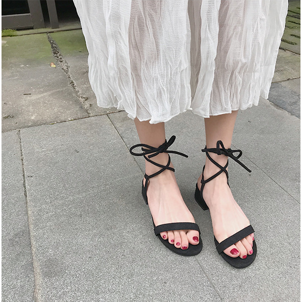 Giày nữ đế thô thiết kế phối dây hợp thời trang