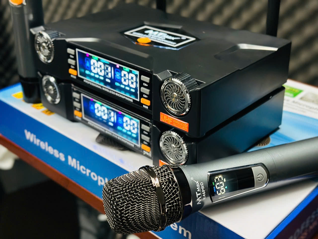 Micro Đầu Thu MTMAX K46Pro Đèn LED RGB Micro Karaoke Cao Cấp Tần Số UHF, Hút Âm Tốt, Bắt Sóng Xa Ổn Định, Chống Hú Tốt.  HÀNG CHÍNH HÃNG