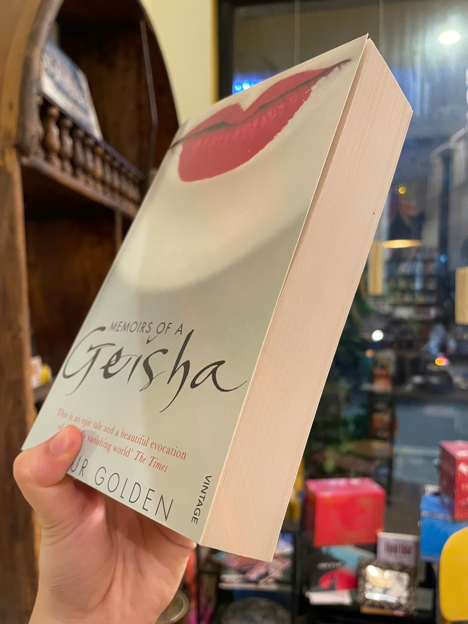 Sách - Memoirs of a Geisha: The Literary Sensation and Runaway Bestseller by Arthur Golden