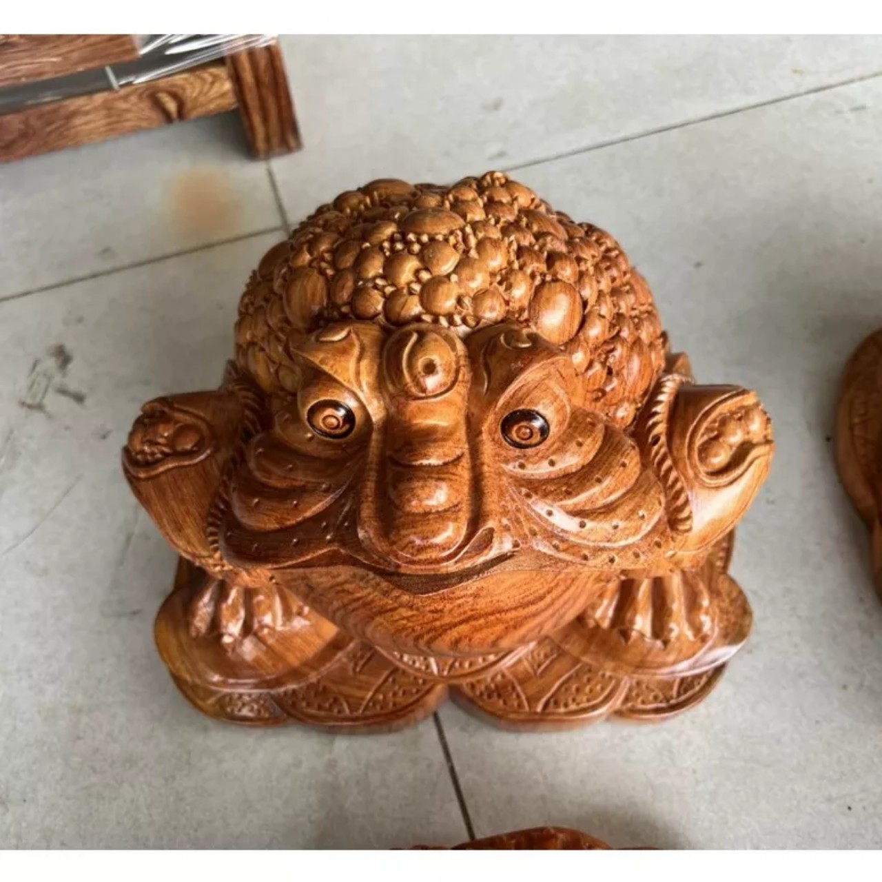 Tượng cóc phong thuỷ hút tài lộc gỗ hương ngang 20cm