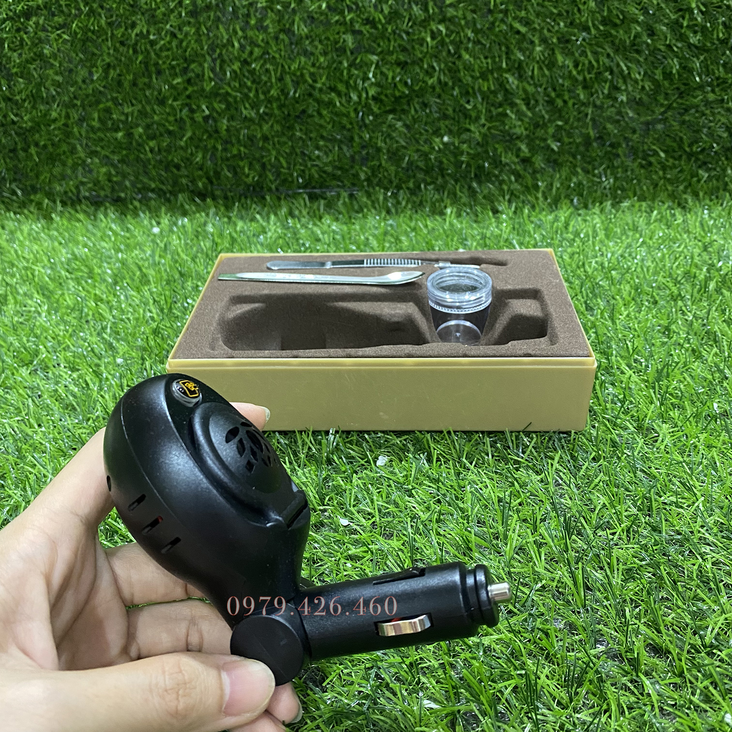 Tẩu xông trầm trên ô tô, có khe USB tiện lợi - Màu đen