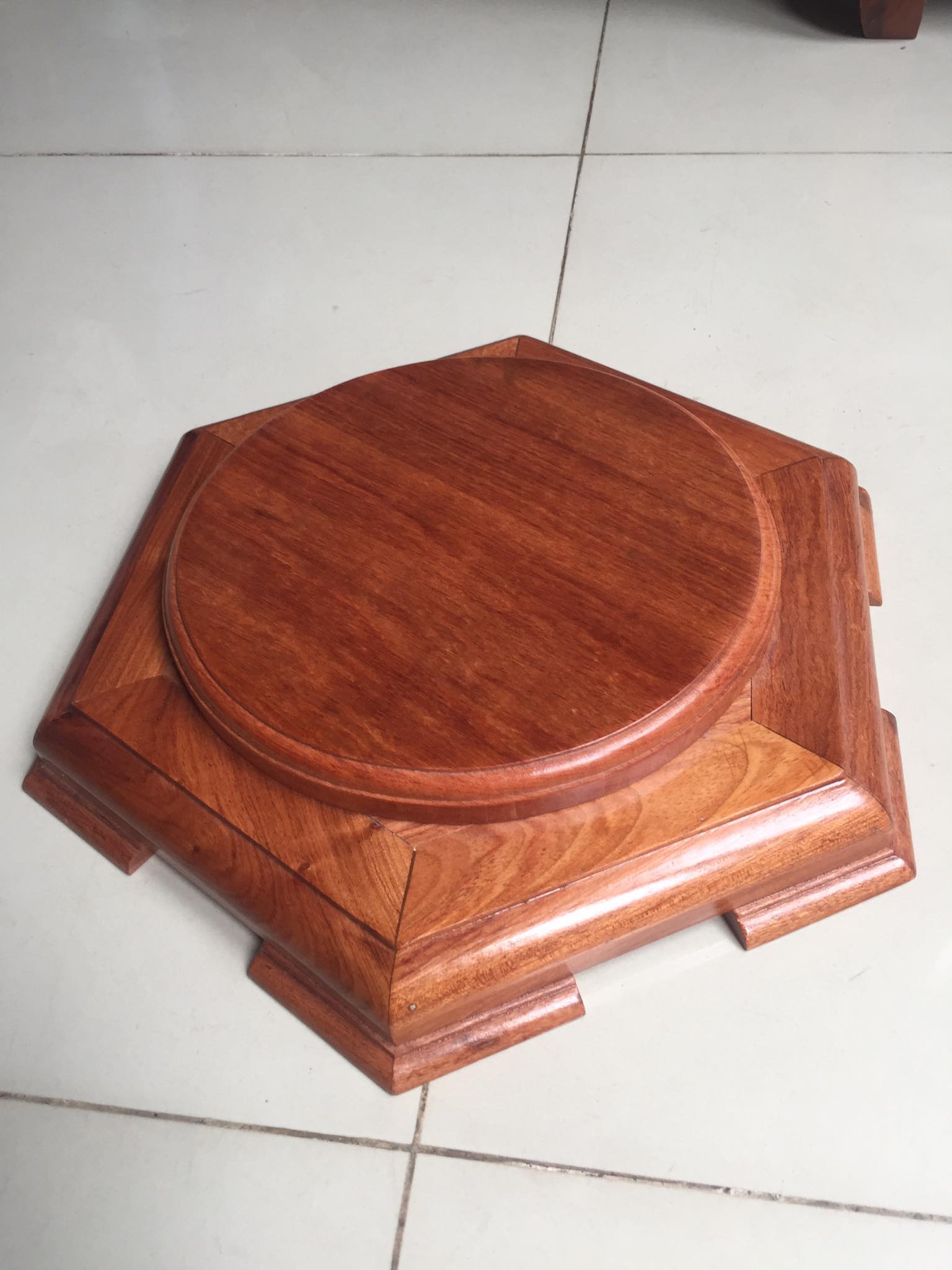 Đế xoay tròn 360 , gỗ hương , đường kính đế 30 cm x đường kính mâm xoay 22 cm x cao 6 cm, dùng để kê thiêm thừ