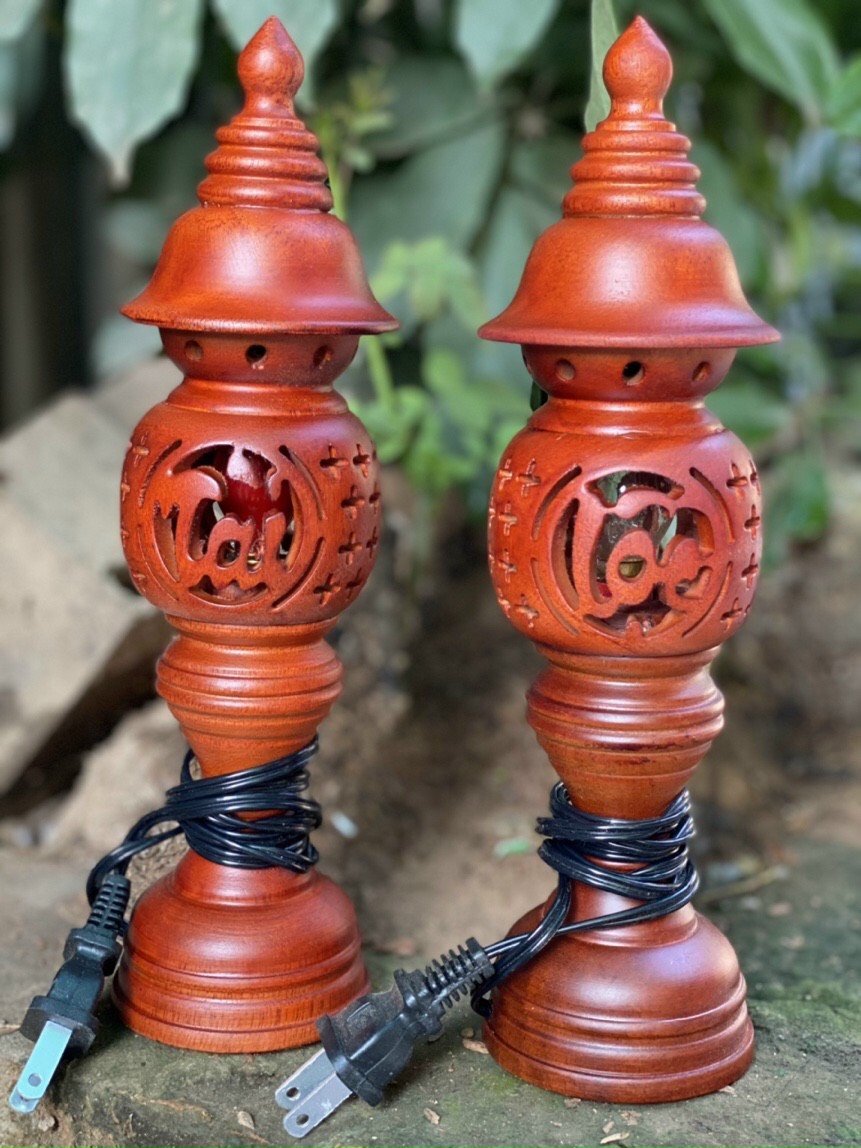 Cặp đèn thờ gỗ xà cừ phúc lộc thọ màu nâu mẫu mới - cao 36cm