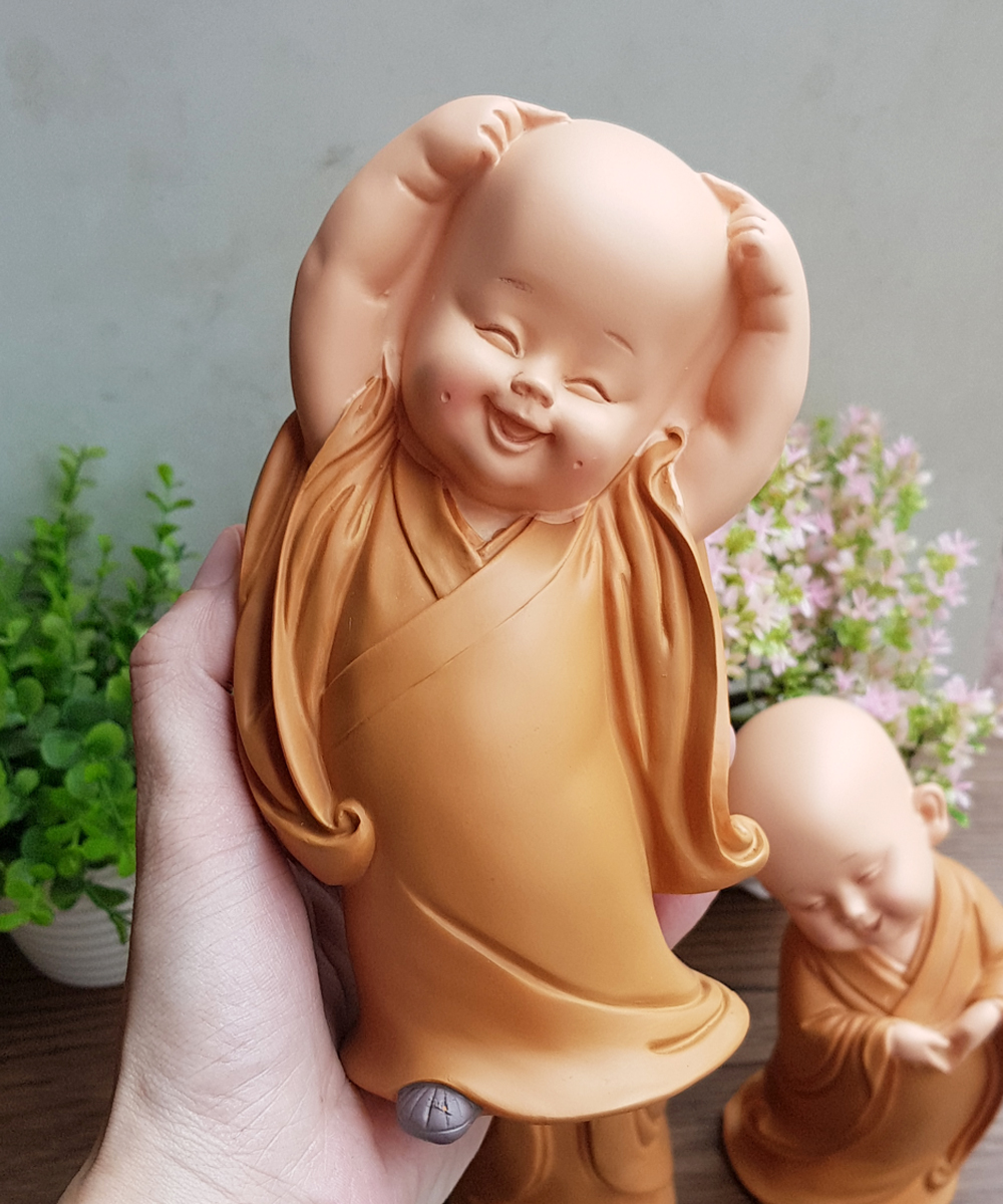 Bộ 03 tượng chú tiểu yêu đời - mẫu áo nâu đứng 16.5cm kèm chân đế giả đá (tặng kèm 50 xu vàng mini)