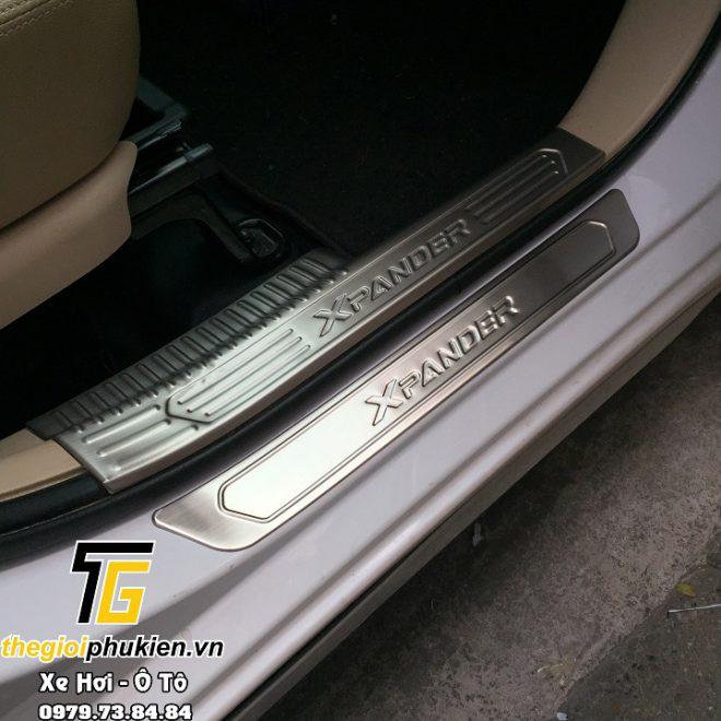 BỘ SẢN PHẨM Nẹp bước chân và ốp chống trầy cốp Mitsubishi Xpander - Mẫu Inox
