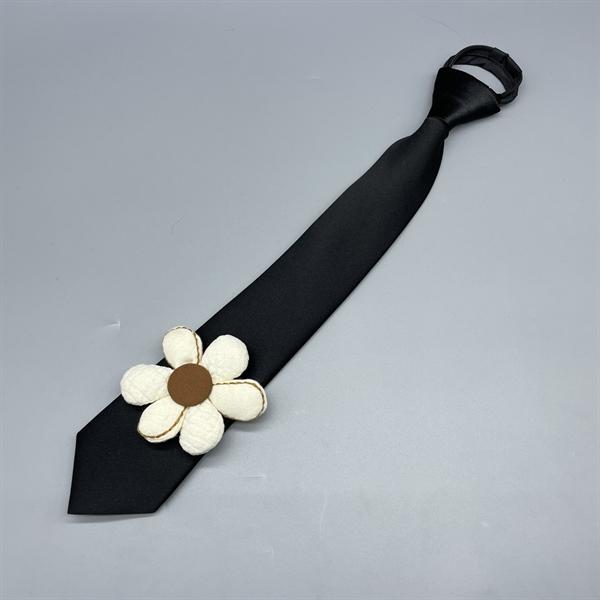 Cà vạt nữ màu đen đính hoa kt 6x36cm dây kéo thắt sẵn