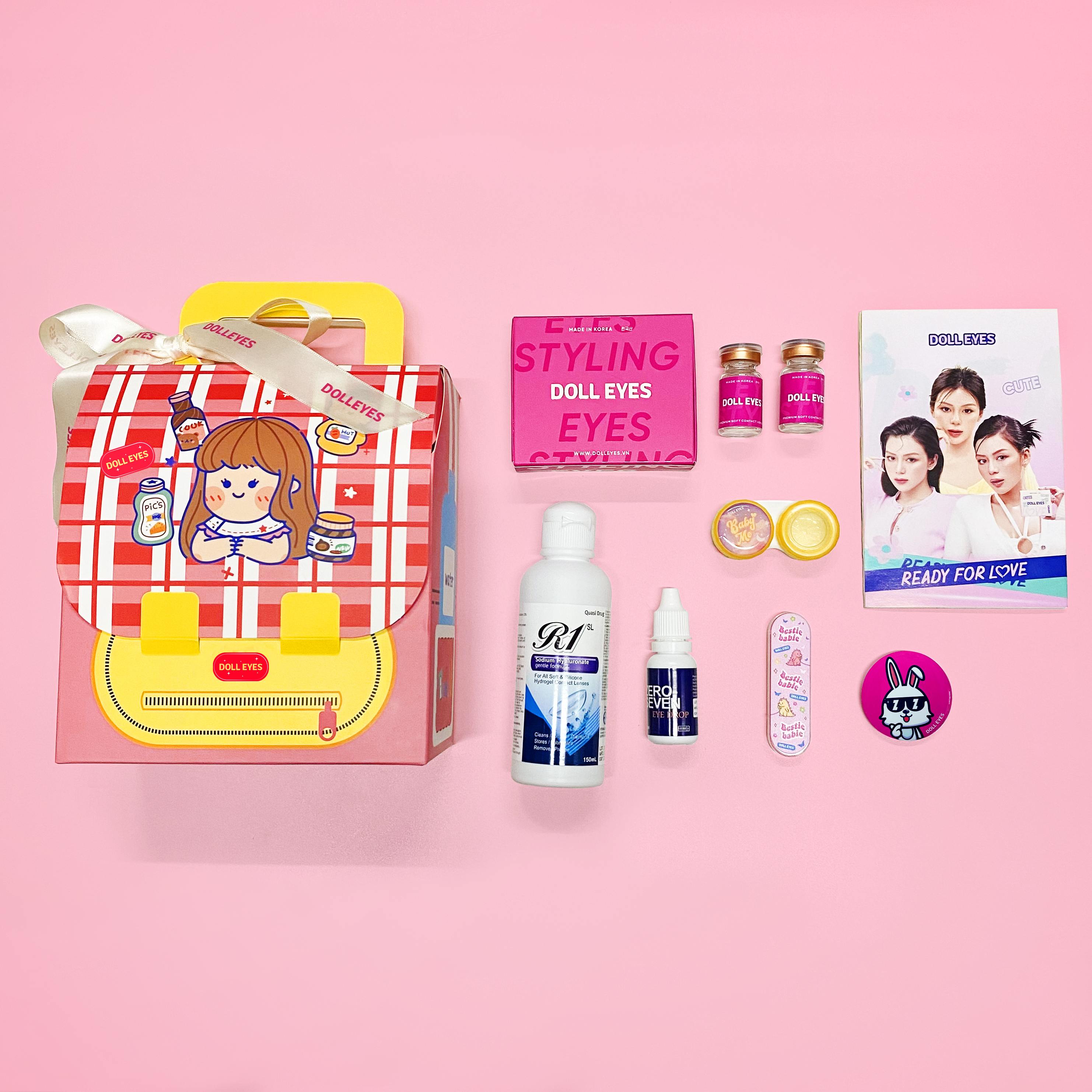 Box Back to school 2023 - Combo Kính áp tròng DOLL EYES, dung dịch ngâm &amp; nhỏ mắt , Máy rửa lens &amp; huy hiệu Doll Eyes