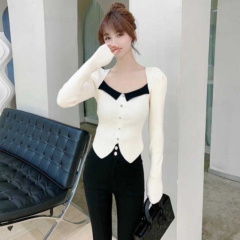 Áo len Montoghi dệt kim CỔ VUÔNG XẺ VẠT tay phồng phối nút sang trọng