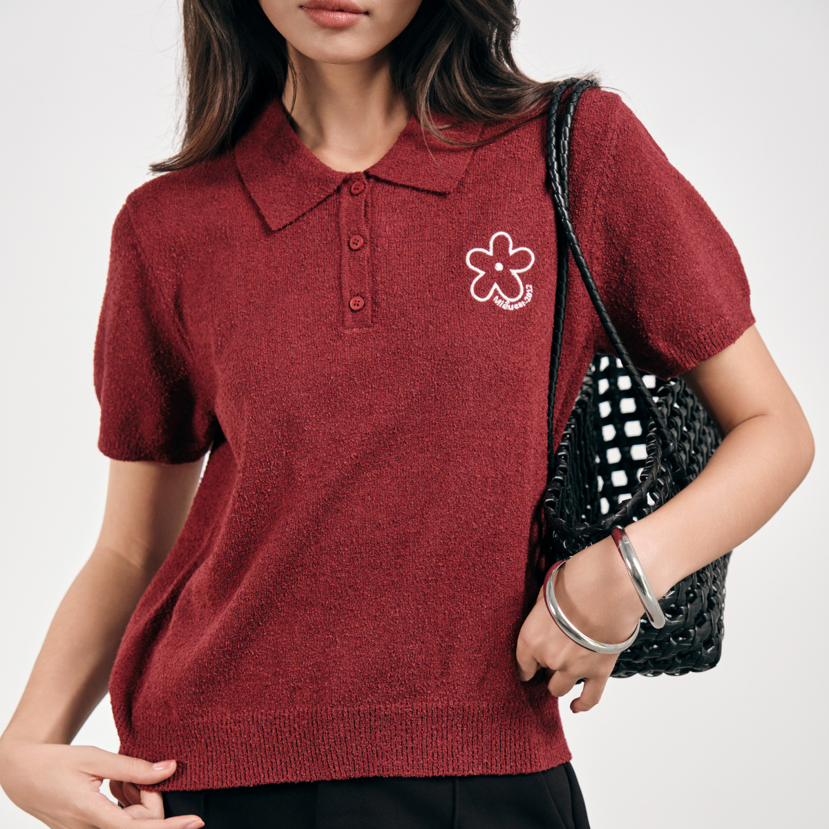 Áo thun polo nữ ngắn tay cổ bẻ thêu hoa xinh xắn chất len Daisy Miều Est.2013
