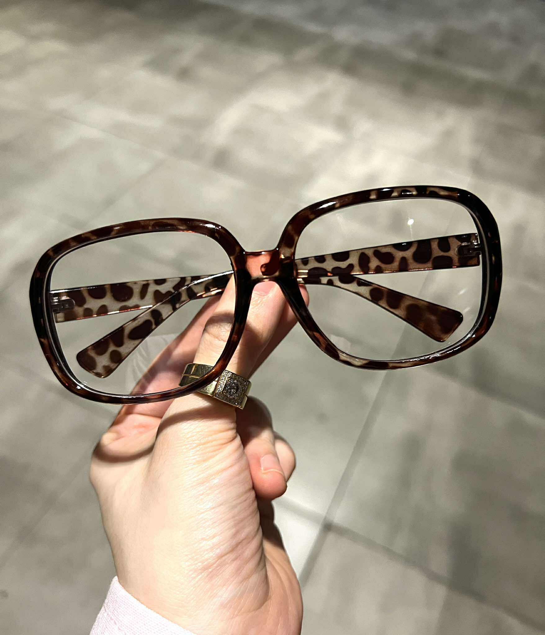 Kính mắt thời trang nam nữ đi đường dáng vuông basic form to