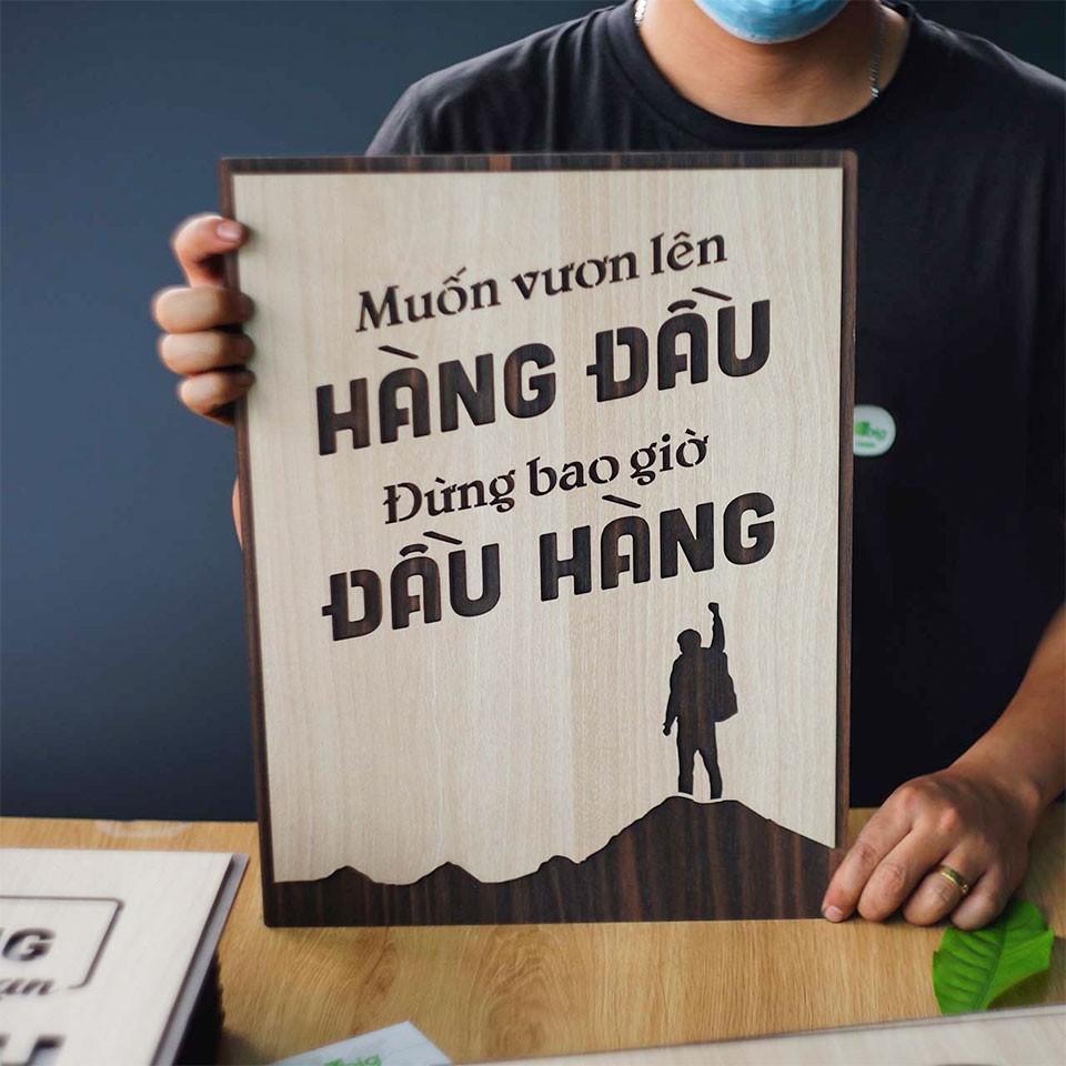 Tranh động lực trang trí văn phòng - Muốn vương lên hàng đầu đừng bao giờ đầu hàng