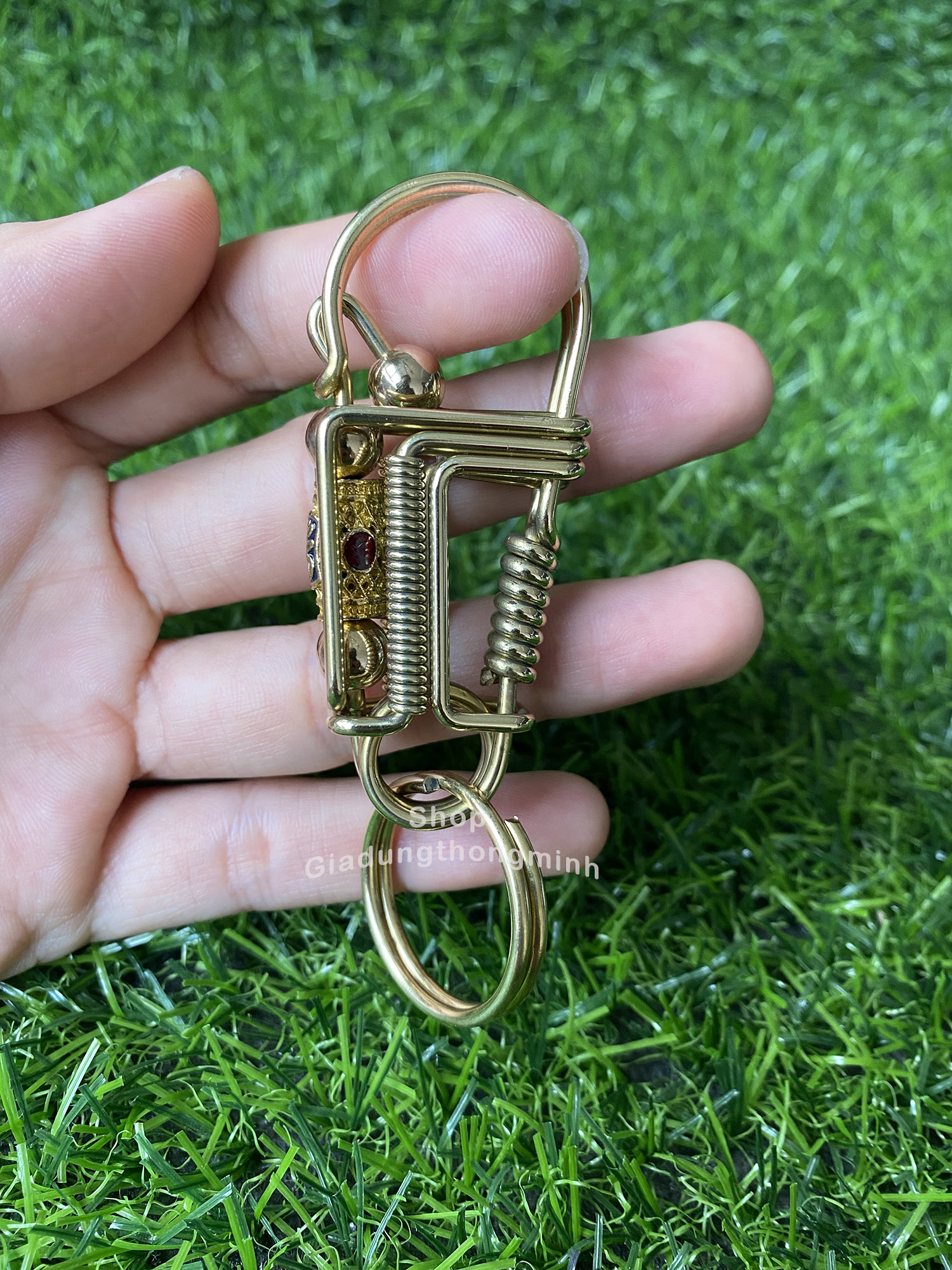 Móc khóa Ô tô màu Vàng bằng đồng sáng đẹp , họa tiết tím + đỏ; Hàng Việt Nam cao cấp - Móc khóa thủ công oto, xe máy