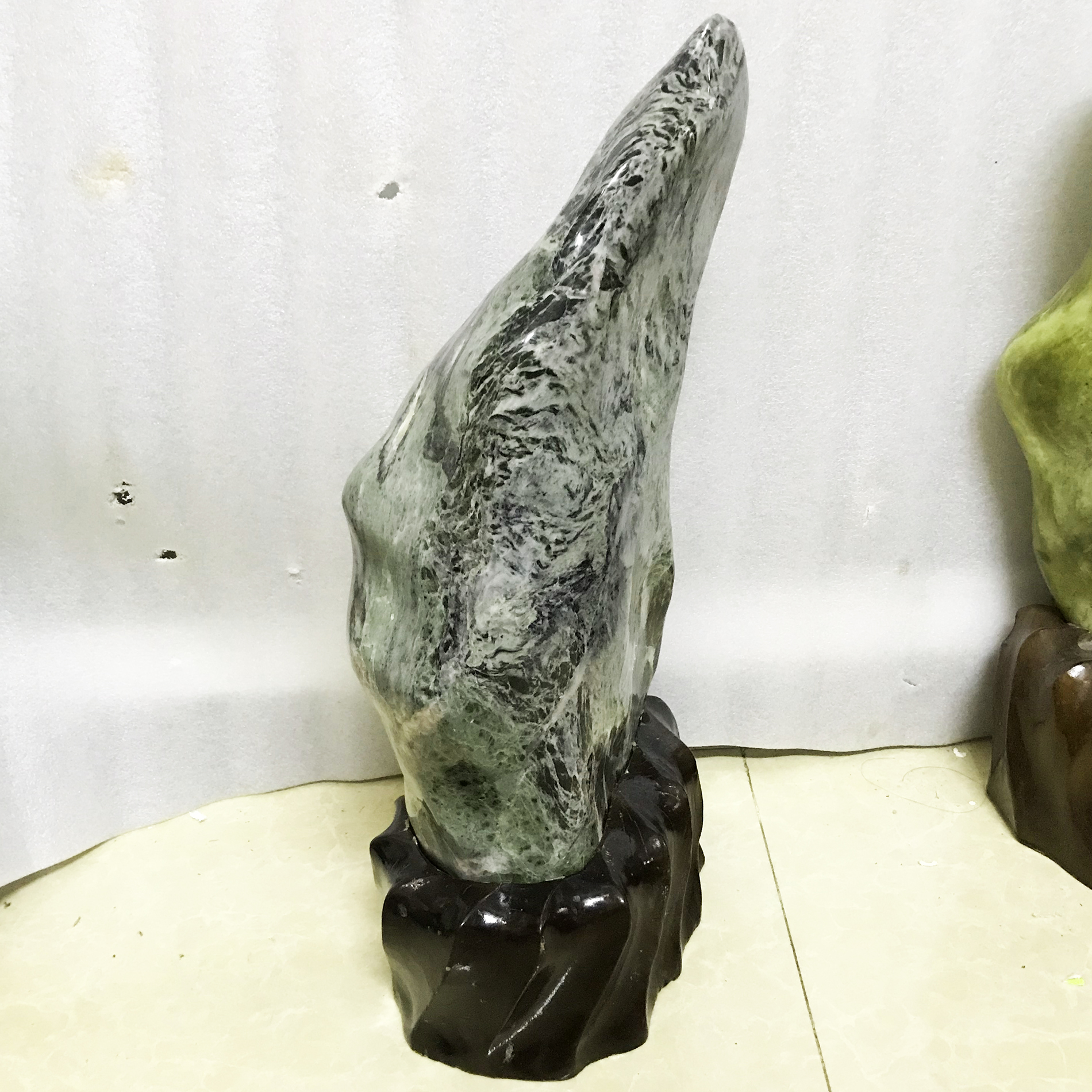 Cây đá tự nhiên toàn ngọc màu xanh lá đậm nặng 10 kg, cao 45 cm cho người mệnh Hỏa và Mộc damenhmoc