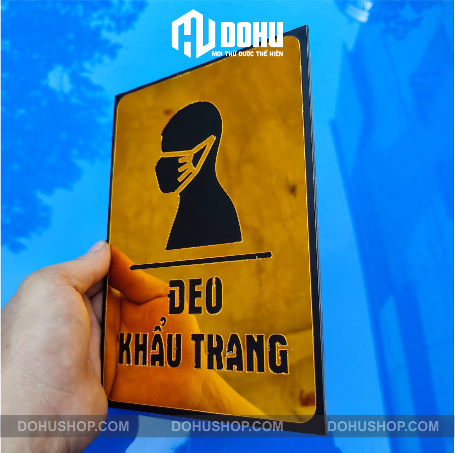 Biển Nhắc Nhở Đeo Khẩu Trang Làm Bằng Gương Vàng DOHU29 - Có sẵn keo dán tường tiện dụng