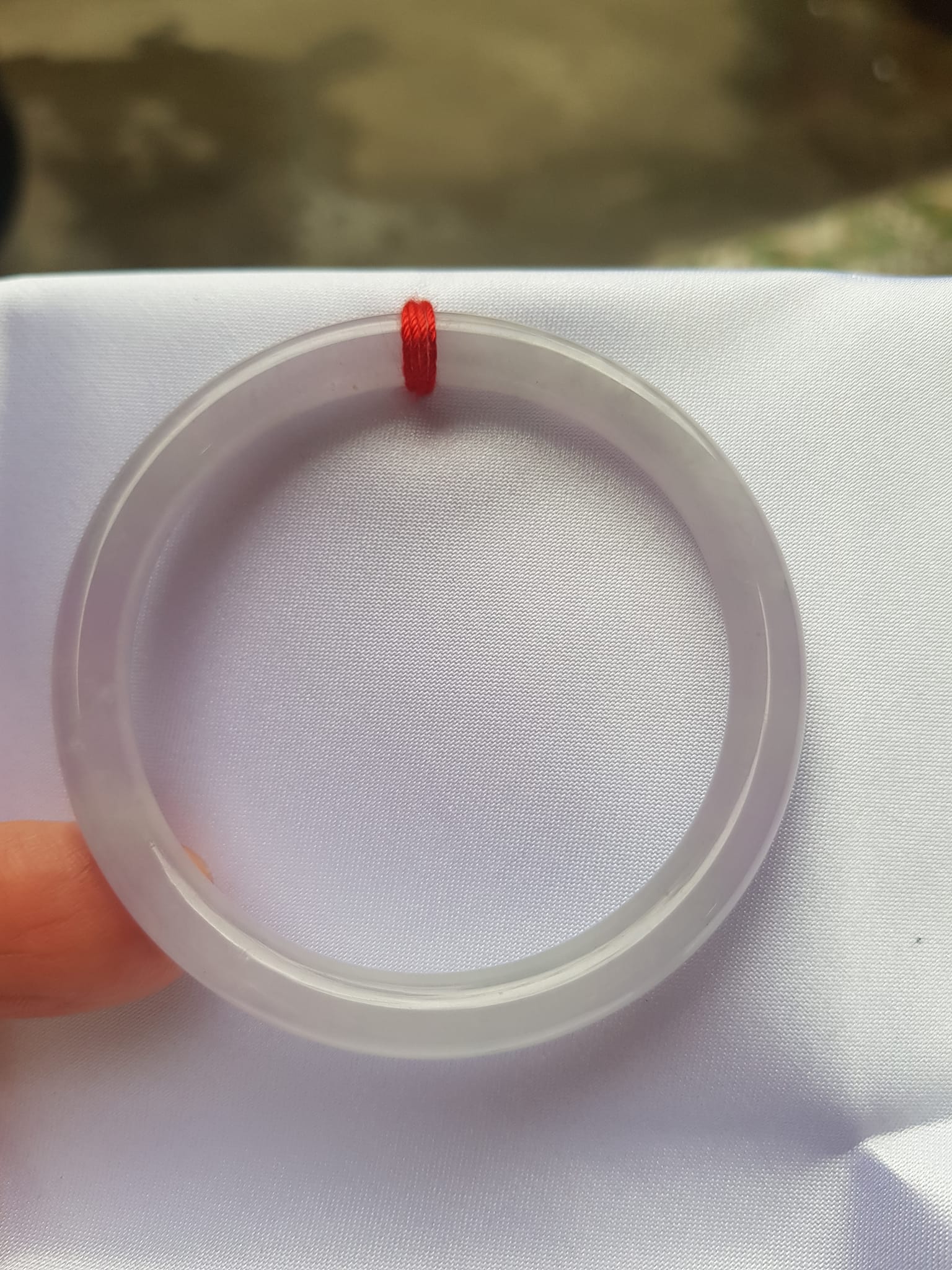 Vòng cẩm thạch Trắng Tím A 48mm x cọng mỏng nhỏ 6mm Màu trắng tím nhẹ 2 bên Nữ mệnh kim thủy tay nhỏ 35kg - 48kg đeo ạ