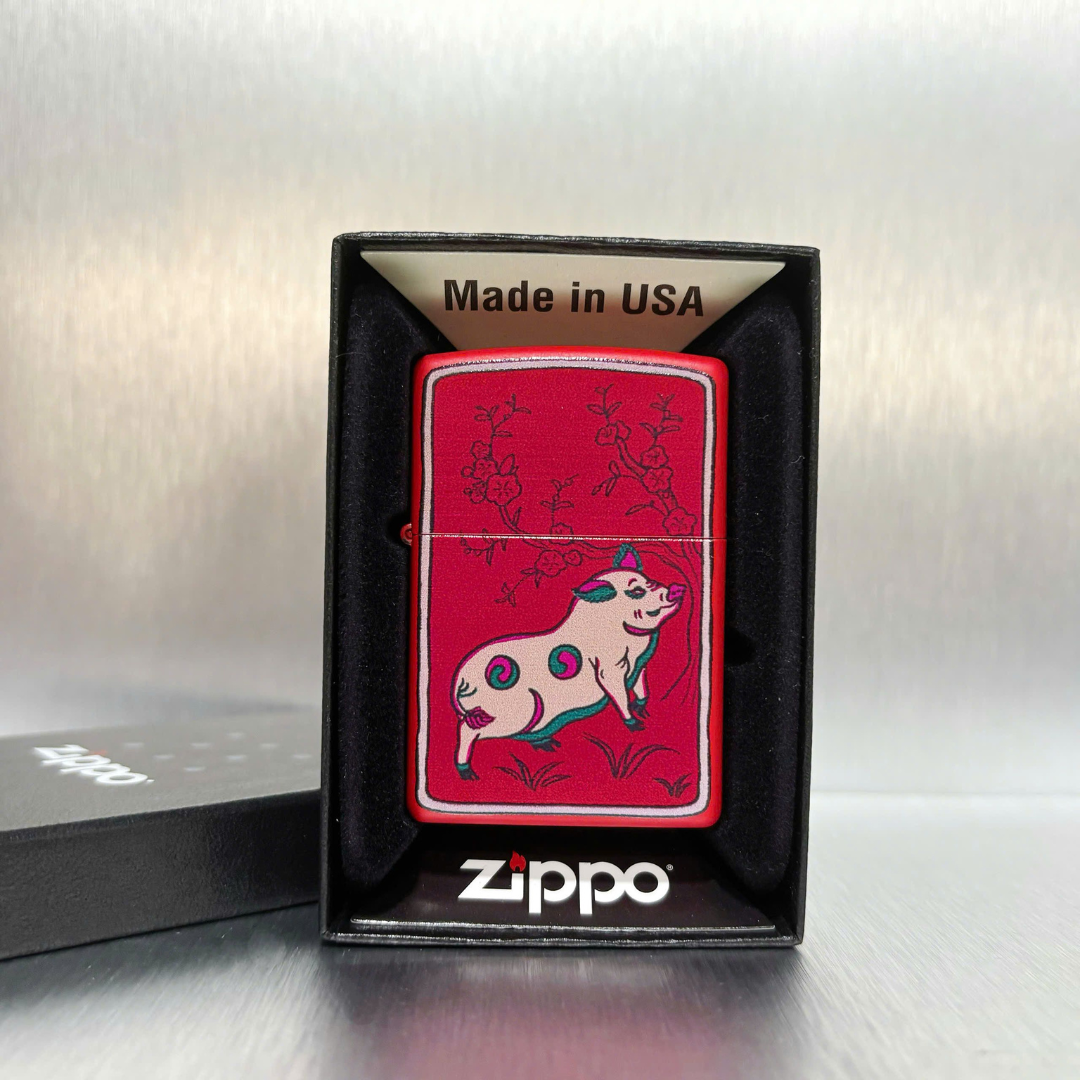 Bật lửa Zippo Year of the Pig - Phiên Bản 12 Con Giáp (Tuổi Hợi) Thiết Kế Việt Nam, Sơn Tĩnh Điện Đỏ May Mắn Chính Hãng