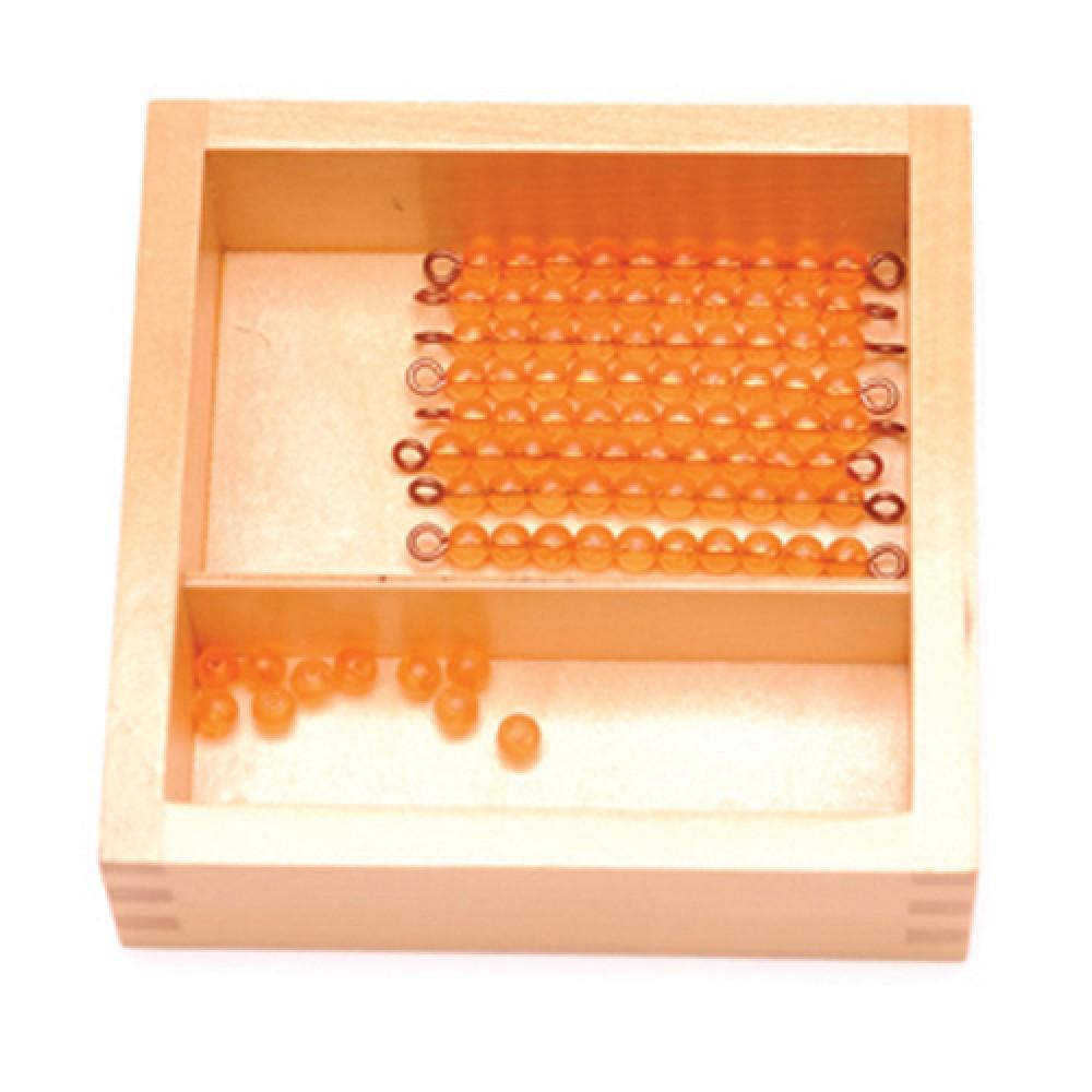 Dây cườm đơn màu chơi với bảng hàng chục Montessori