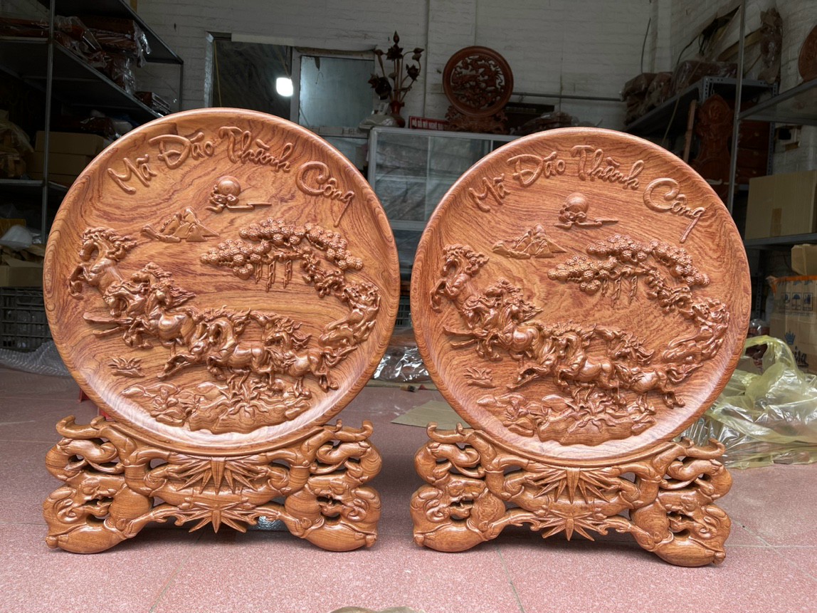 Đĩa phong thủy chạm khắc tích mã đáo thành công bằng gỗ hương đá kt mặt tròn 40×4cm