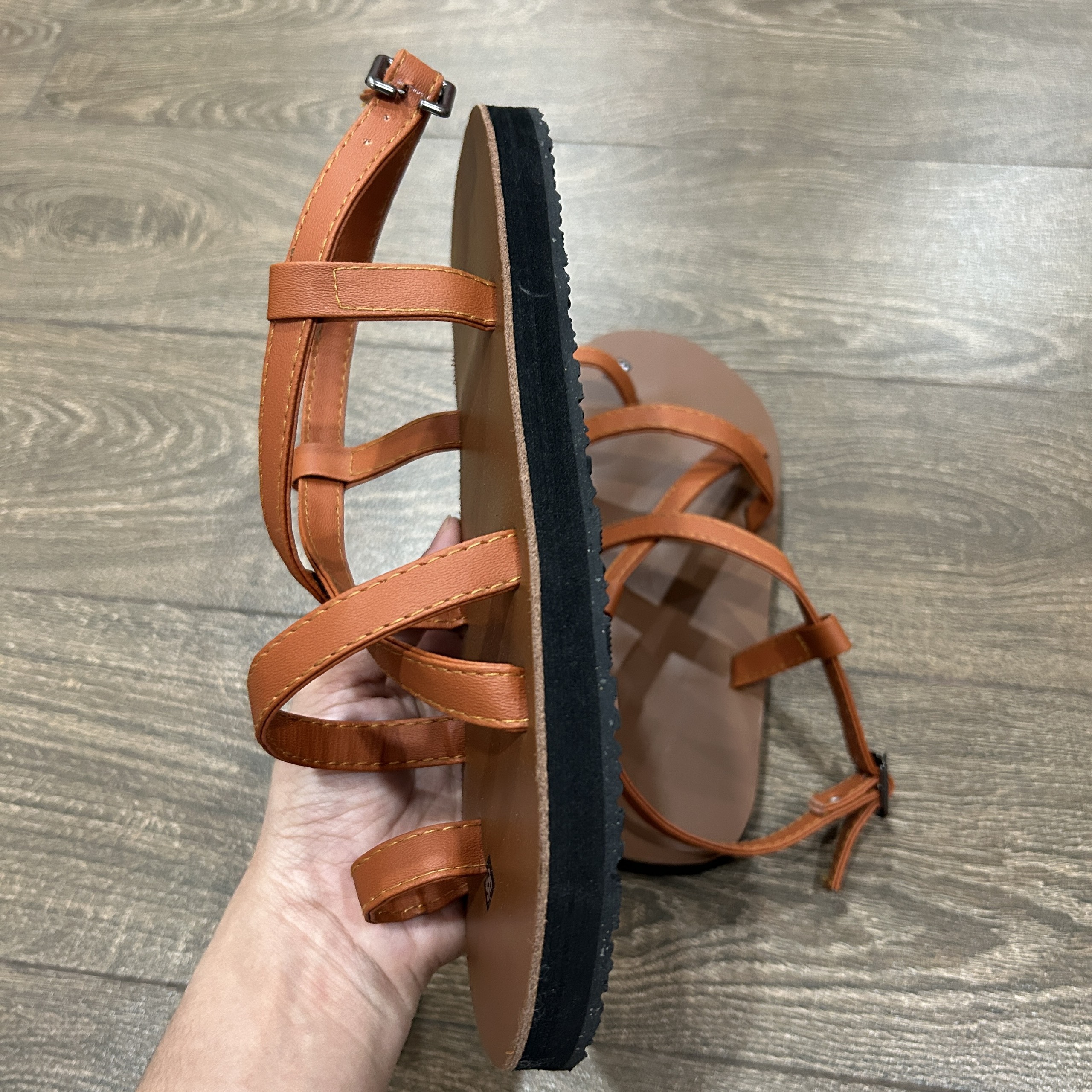 Giày sandal xỏ ngón quai chéo SD03 đi học, đi chơi, Da Pu LYNA Sandal