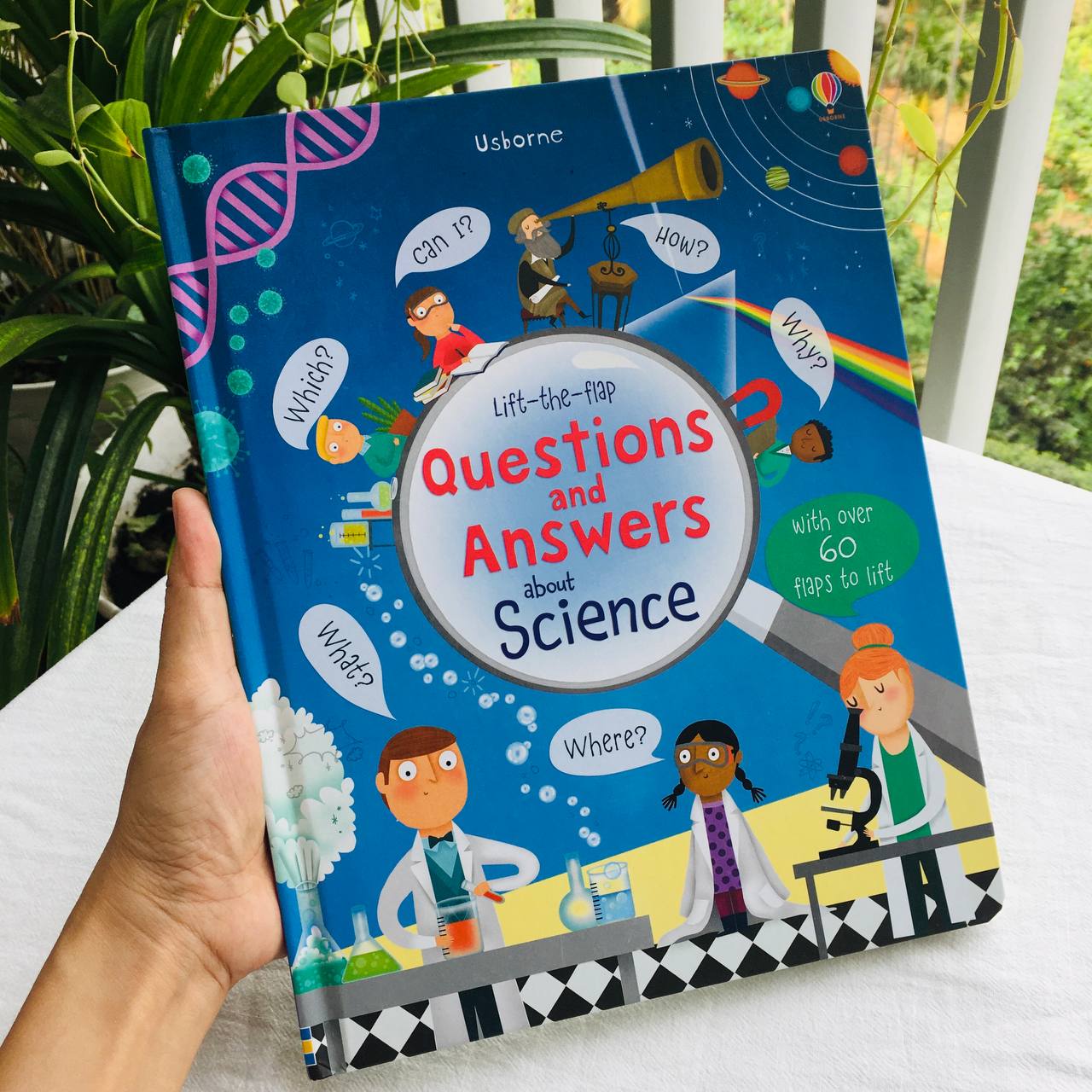 Sách tương tác tiếng Anh - Usborne Lift-The-Flap Questions And Answers About Science