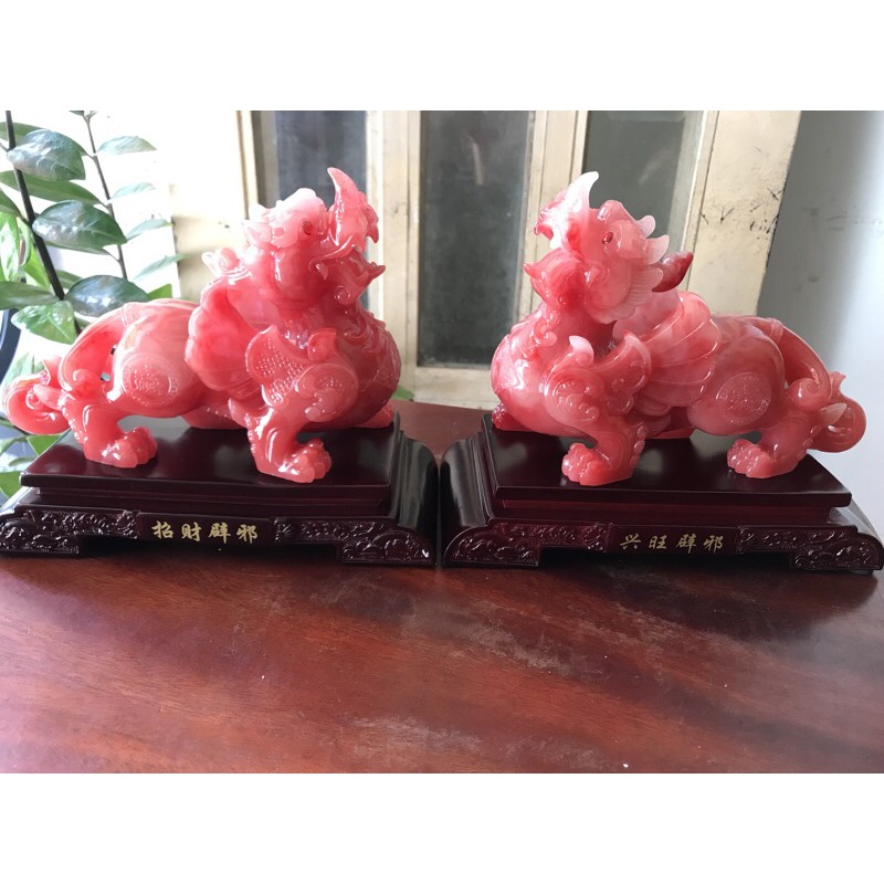 Cặp Tỳ Hưu Đỏ Phong Thủy Hút Tài Đế Gỗ Đẹp Size Dài 22cm x Cao 19cm x Sâu 10,5cm Hợp Anh Chị mệnh Hỏa mệnh Thổ trưng trên bàn , quầy , phòng khách ở nhà, công ty ạ