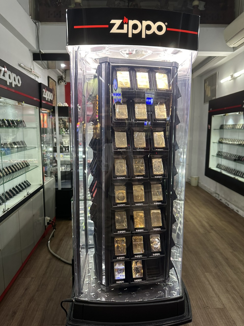 Tủ trưng bày Zippo chính hãng, 96 cây xoay tự động có đèn led (ko bao gồm chân đế)