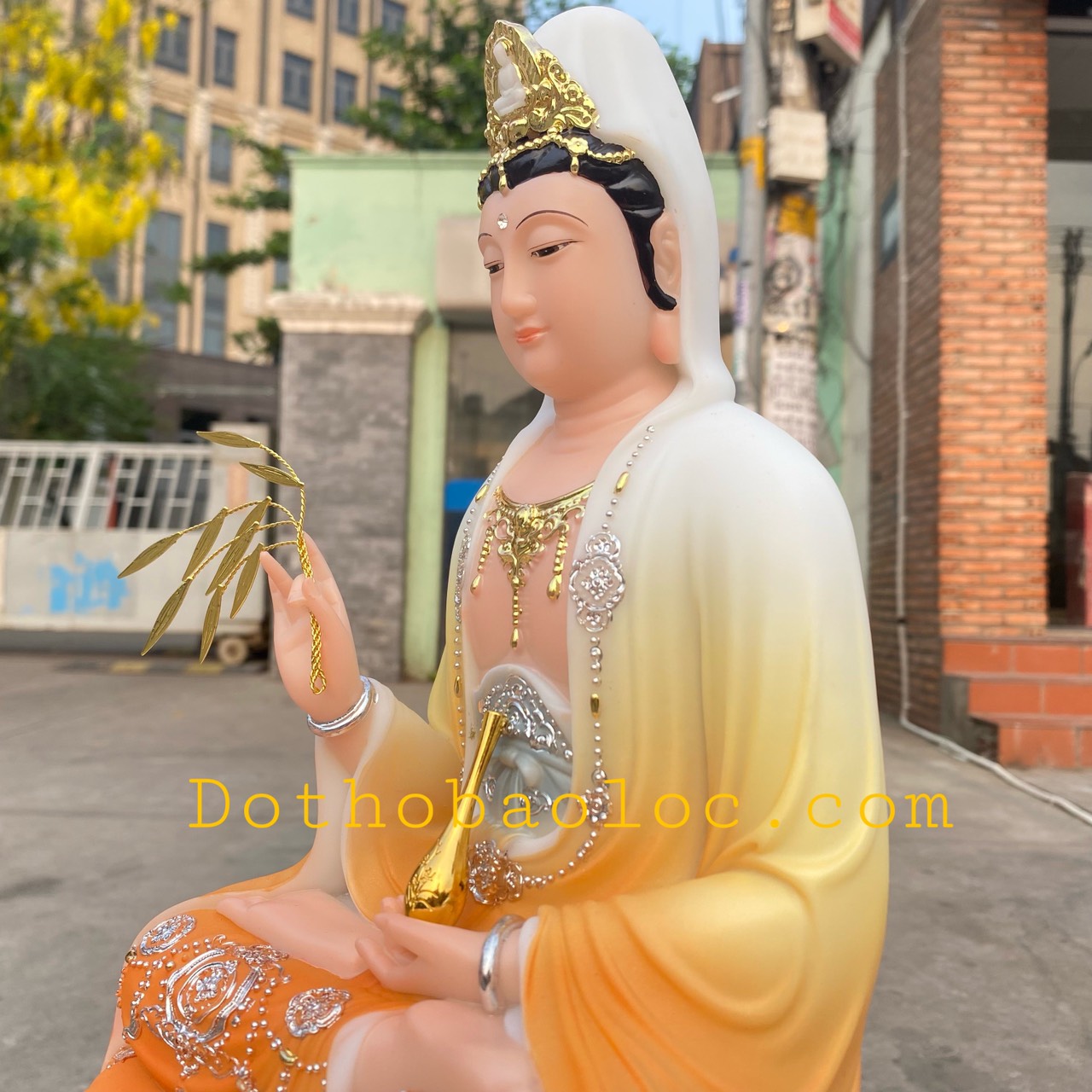 Tượng Quan Âm đá nhập khẩu cao cấp ngồi trên đài sen cao 30cm – Vàng