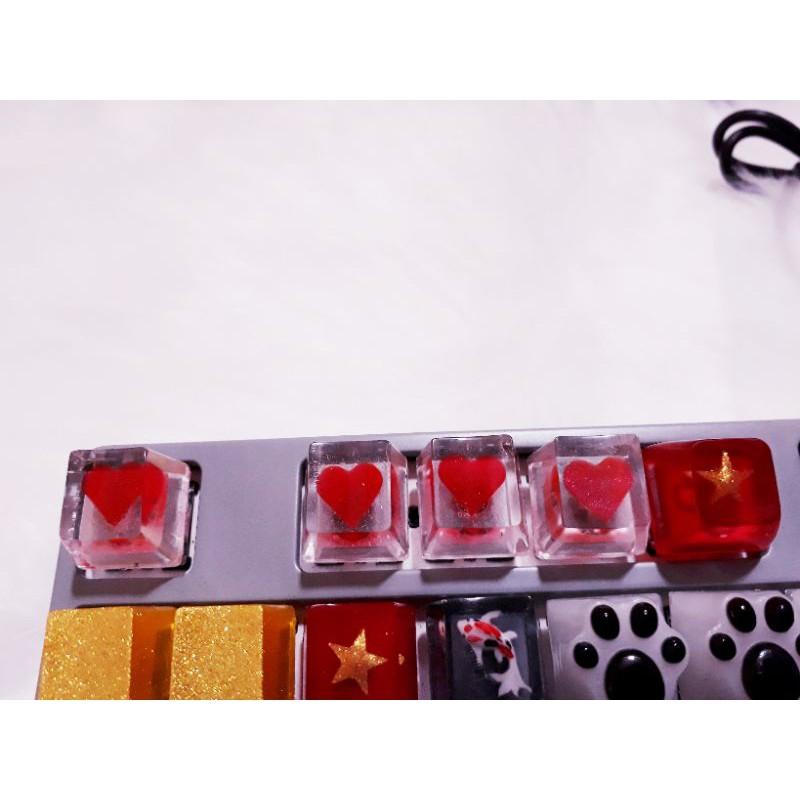 Keycap trái tim 3D trang trí bàn phím gaming.