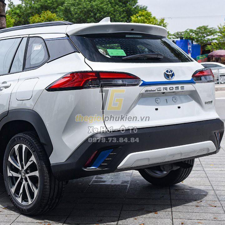 Ốp trang trí tay mở cốp sau Toyota Corolla Cross nhựa ABS