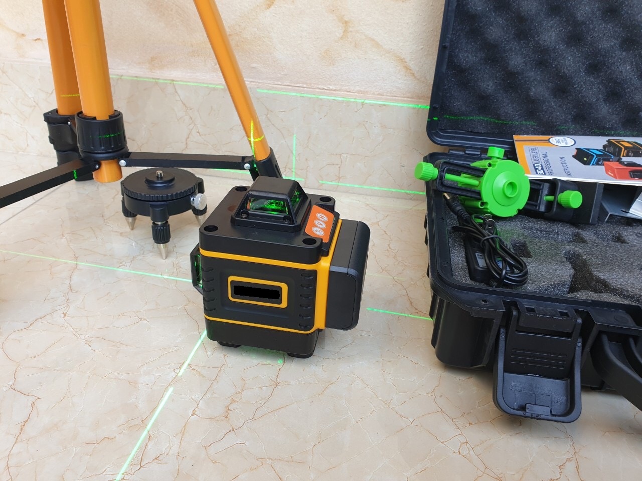 Máy cân mực lazer 16 tia xanh 3D - 360 độ,có điều khiển từ xa, tặng kèm chân máy 1,2m và giá treo, phục vụ trong xây dựng, lắp đặt, trang trí nhà cửa