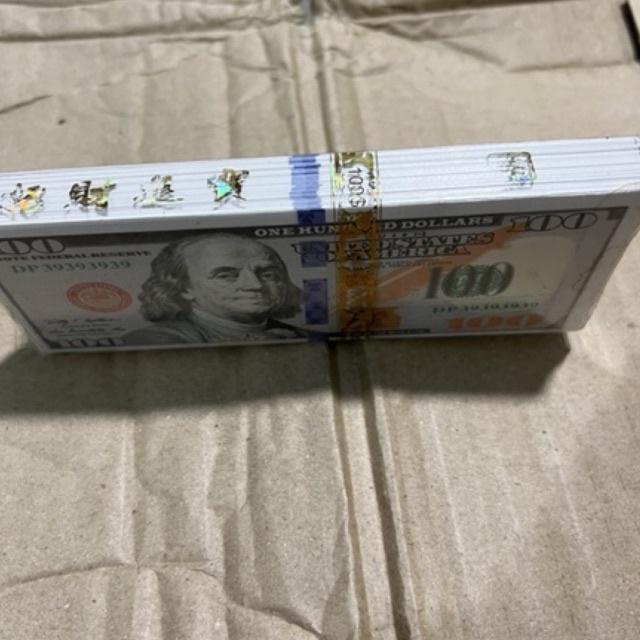 Một xấp đô la Mỹ giấy đẹp trong thờ cúng