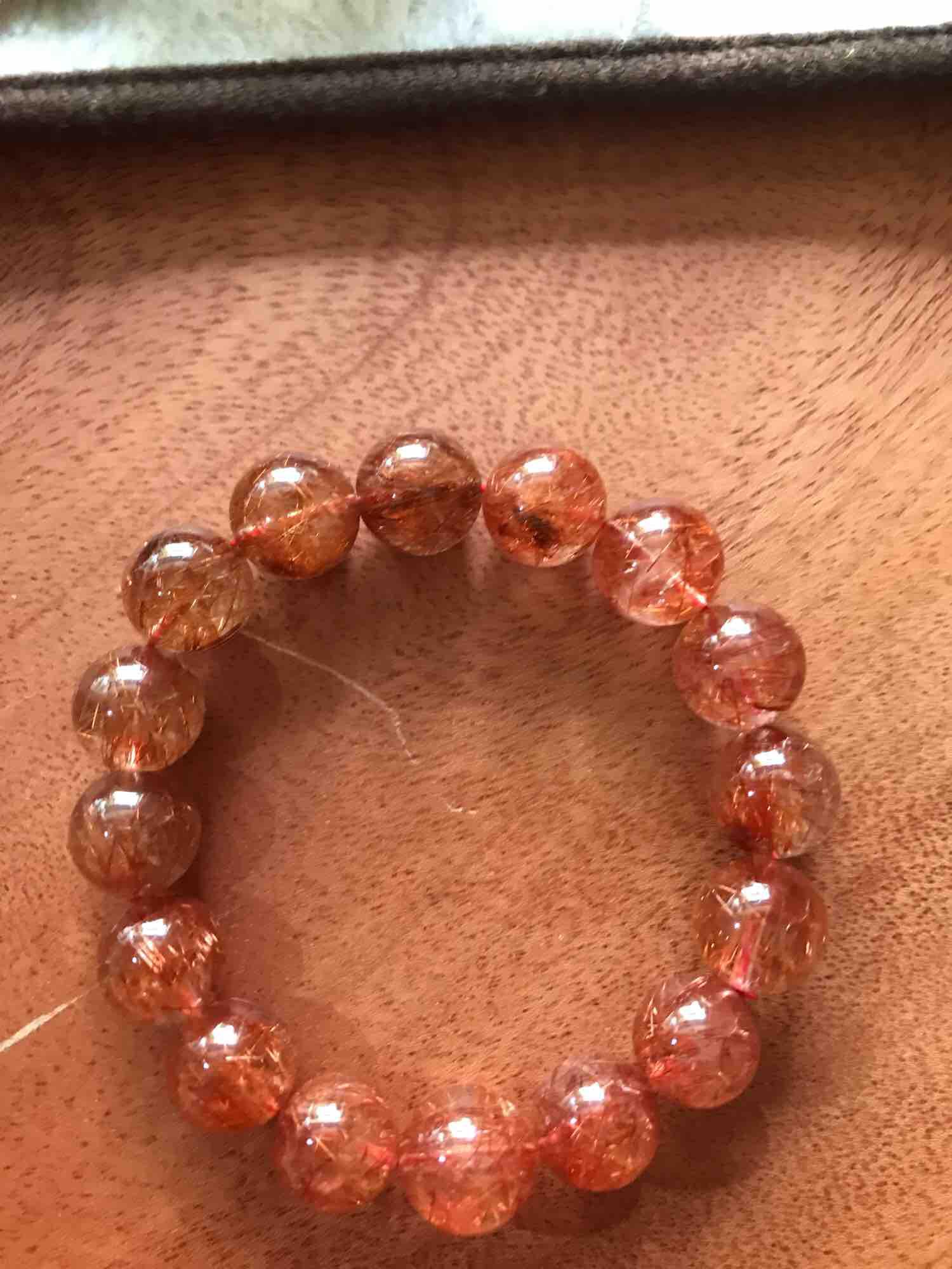 CHIẾC VÒNG THẠCH ANH TÓC ĐỎ CAO CẤP 14ly NAM MỆNH HOẢ THỔ ĐÁ THIÊN NHIÊN BẮT ÁNH KIM RẤT MẠNH