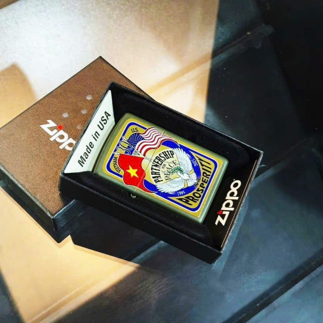 Bật lửa Zippo 221-VNUS30 Kỷ Niệm 30 Năm Quan Hệ Việt - Mỹ (1995-2025) Chính Hãng Mỹ, Thiết Kế Đối Tác Chiến Lược Toàn Diện