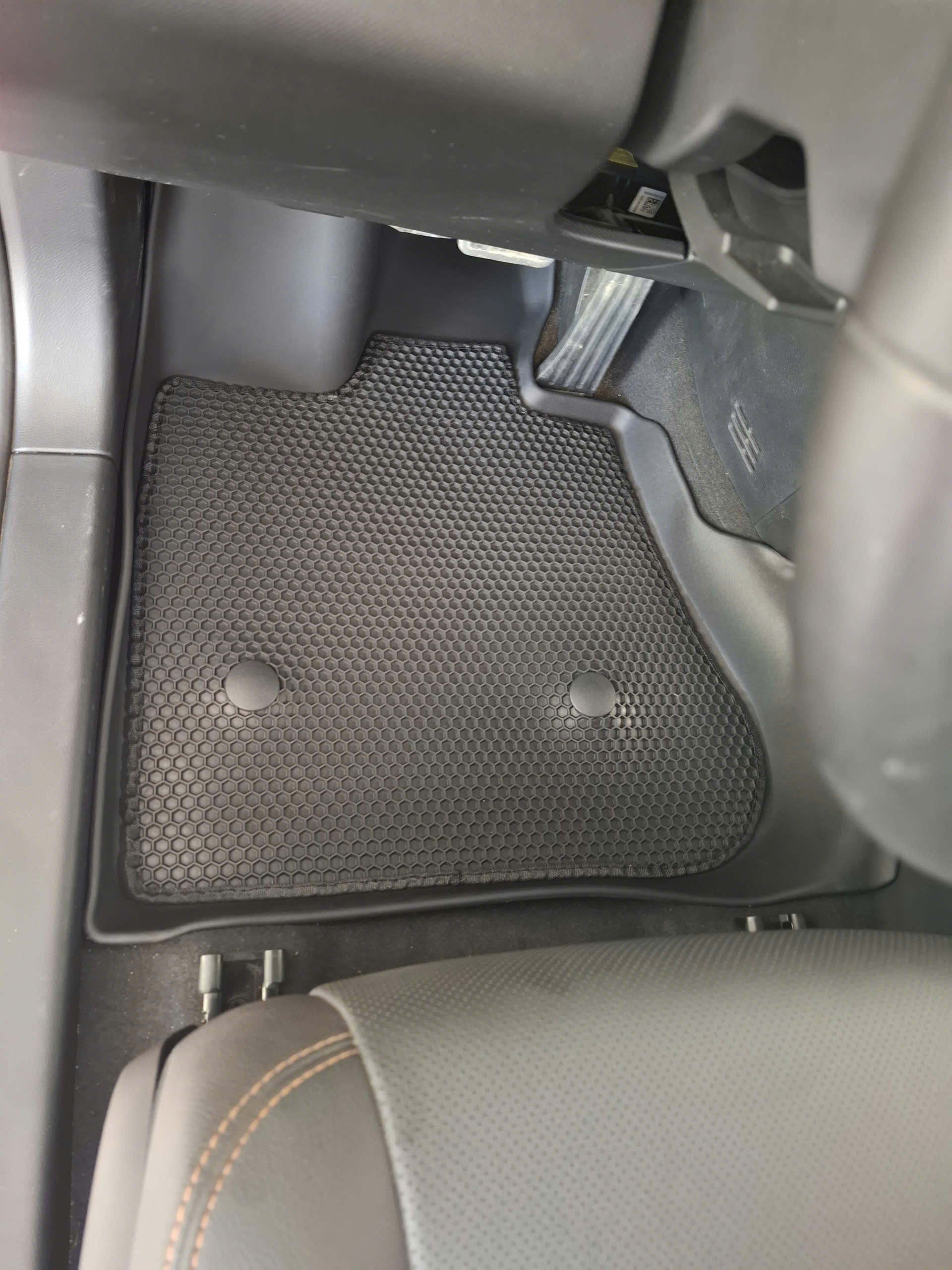 Thảm 2 lớp (sd3) dạng lưới lục giác cho Vinfast VF6 bề mặt cao su siêu sạch nhãn hiệu Macsim