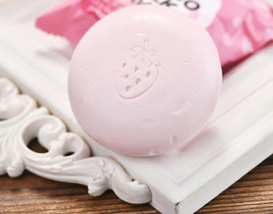 Xà Phòng Tắm Dưỡng Da Trắng Sáng Chiết Xuất Từ Sữa Và Dâu Tây Pelican Petit Berry Soap Strawberrry Milk (80 G)
