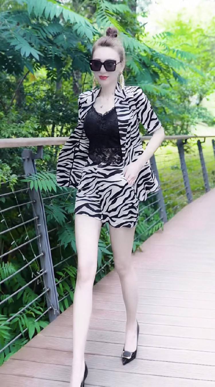 Bộ vest  lụa quần Short  họa tiết kèm áo thun