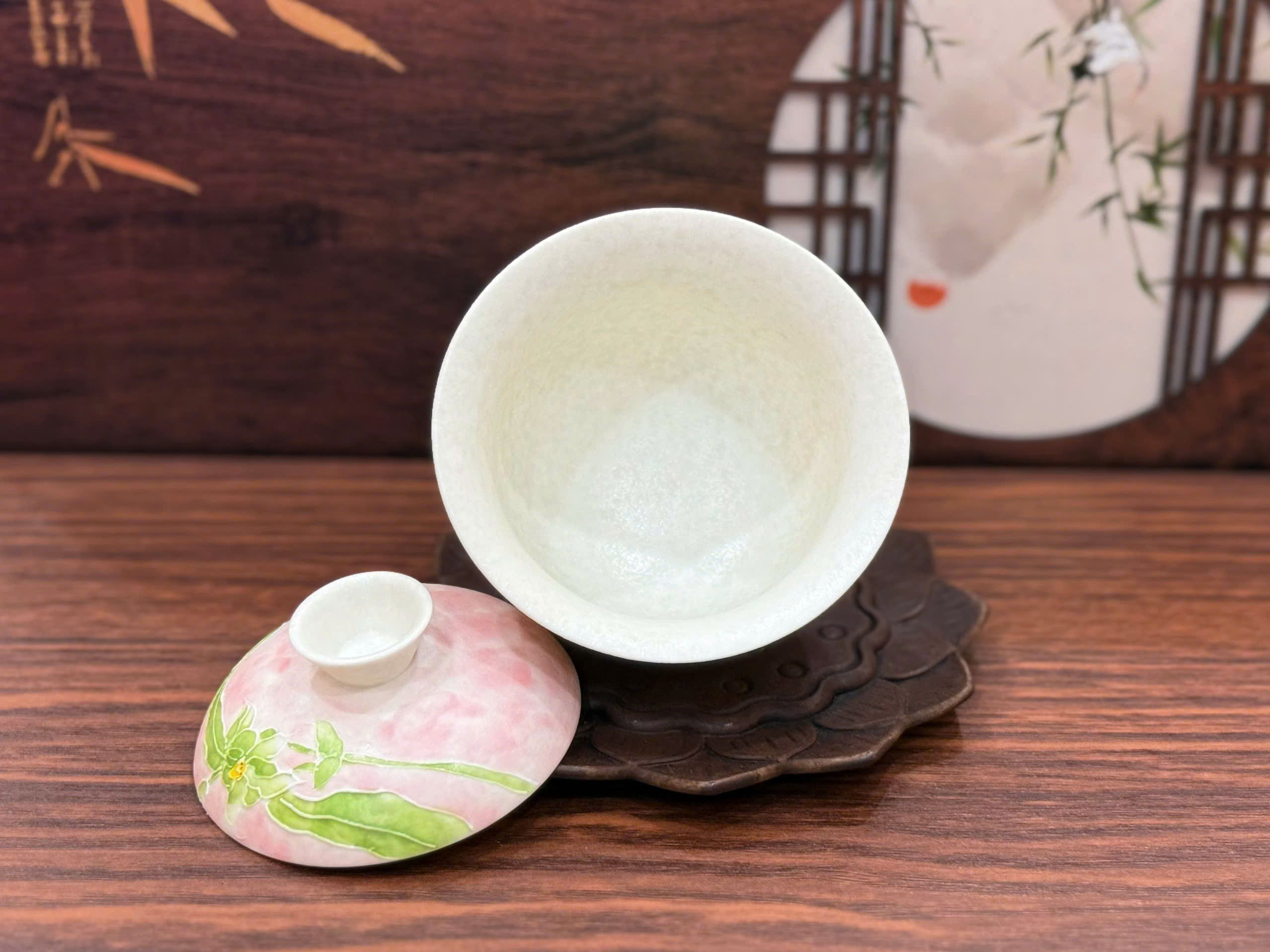 CHÉN KHẢI ĐÁ QUẶNG TRẮNG KHẮC HOA SEN XANH TRÊN NỀN MÀU HỒNG - 120ML - GAIWAN