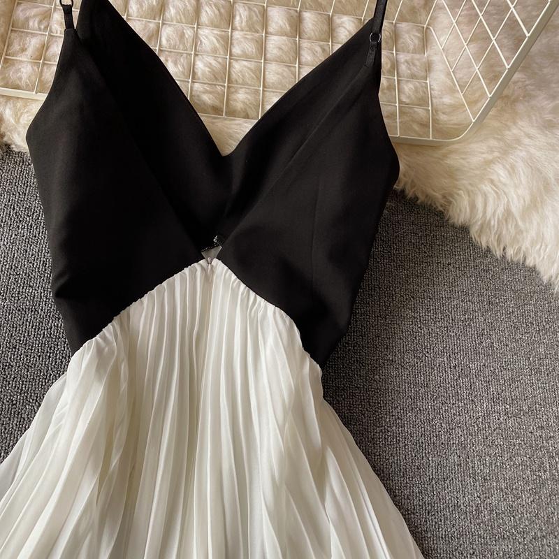 Đầm Maxi 2 Dây với chất vải lụa phối voan mềm mịn và thoáng mát. Đầm thiết kế kiểu dài,với sự phối màu của đen và trắng,kèm thiết kế kiểu 2 dây mảnh mai,tạo nên chiếc đầm mang thời trang phong cách pháp,nhẹ nhàng,nữ tính và lãng mạn