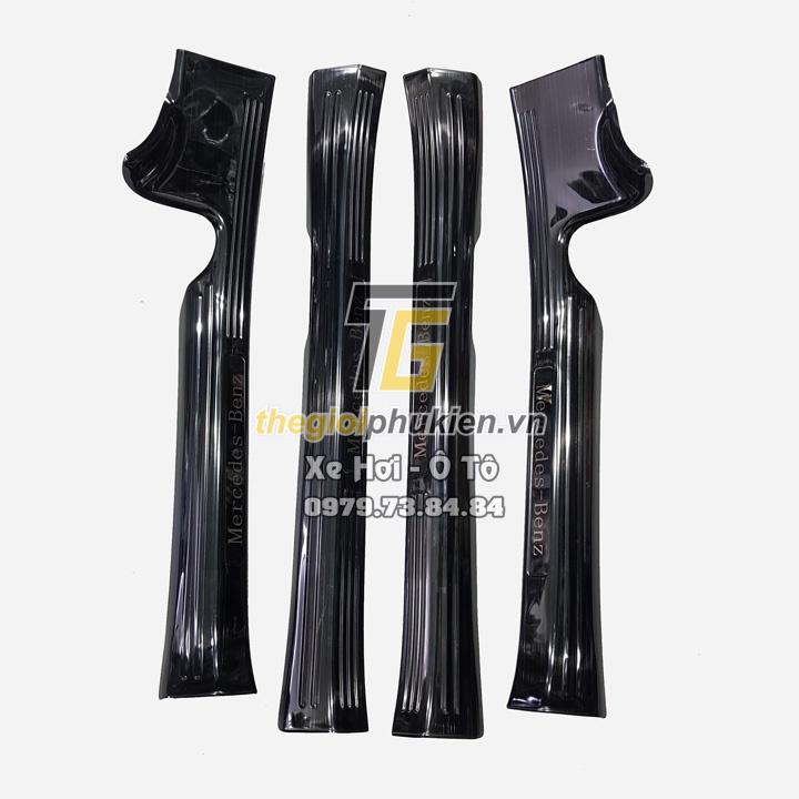 Bộ sản phẩm ỐP BẬC CỐP NGOÀI VÀ BẬC CỬA TRONG vân Titan xe Mercedes GLC
