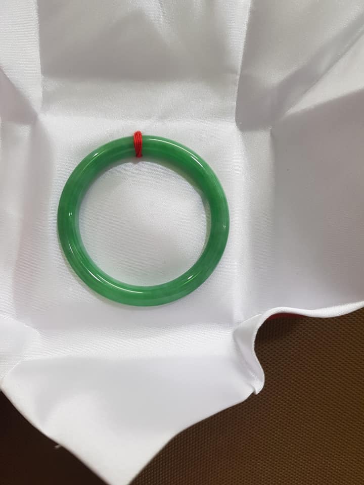 Vòng CẨM THẠCH DLý 49 Ni 49mm x cọng 7mm Màu Xanh Lá Đậm Hợp Nữ mệnh Mộc Hỏa Cân nặng 45kg -> 51kg đeo xinh tay ạ