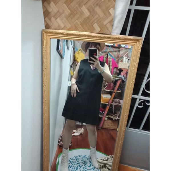 Đầm đen cổ V