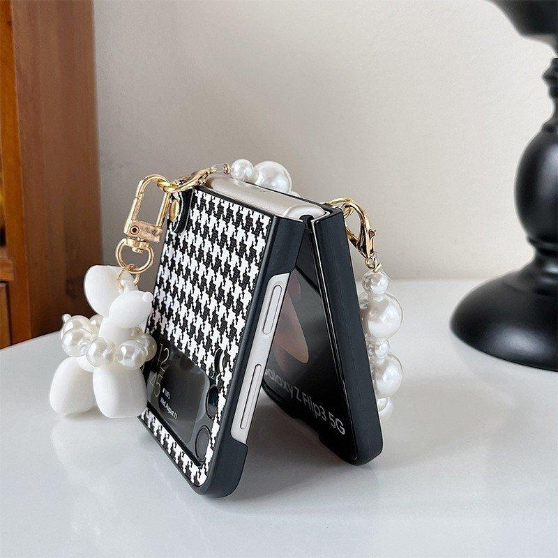 Ốp Lưng Houndstooth Cho Samsung Galaxy Z Flip 5/ Z Flip 4 / Z Flip 3 Kèm Dây Ngọc Trai Cầm Tay - Bum Store Galaxy Case