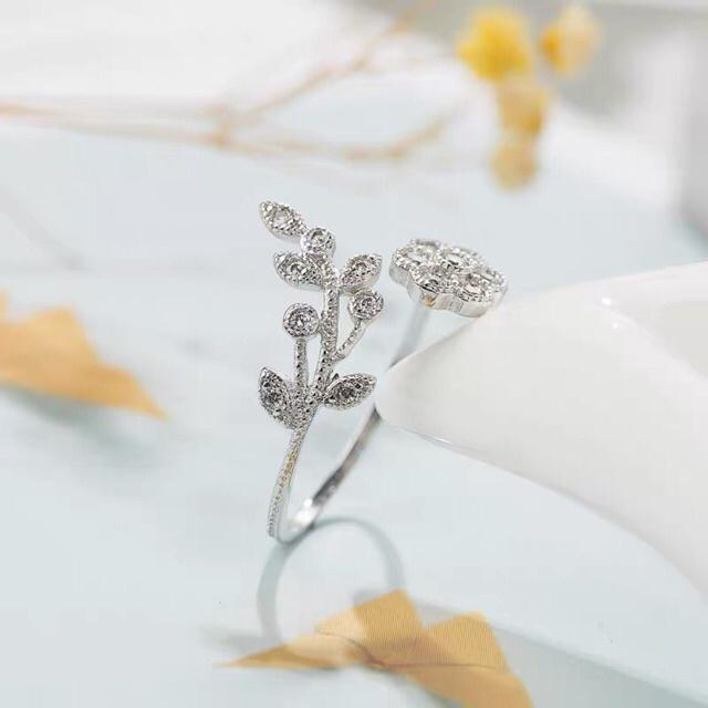 Nhẫn hình hoa đính đá kiểu dáng thanh lịch