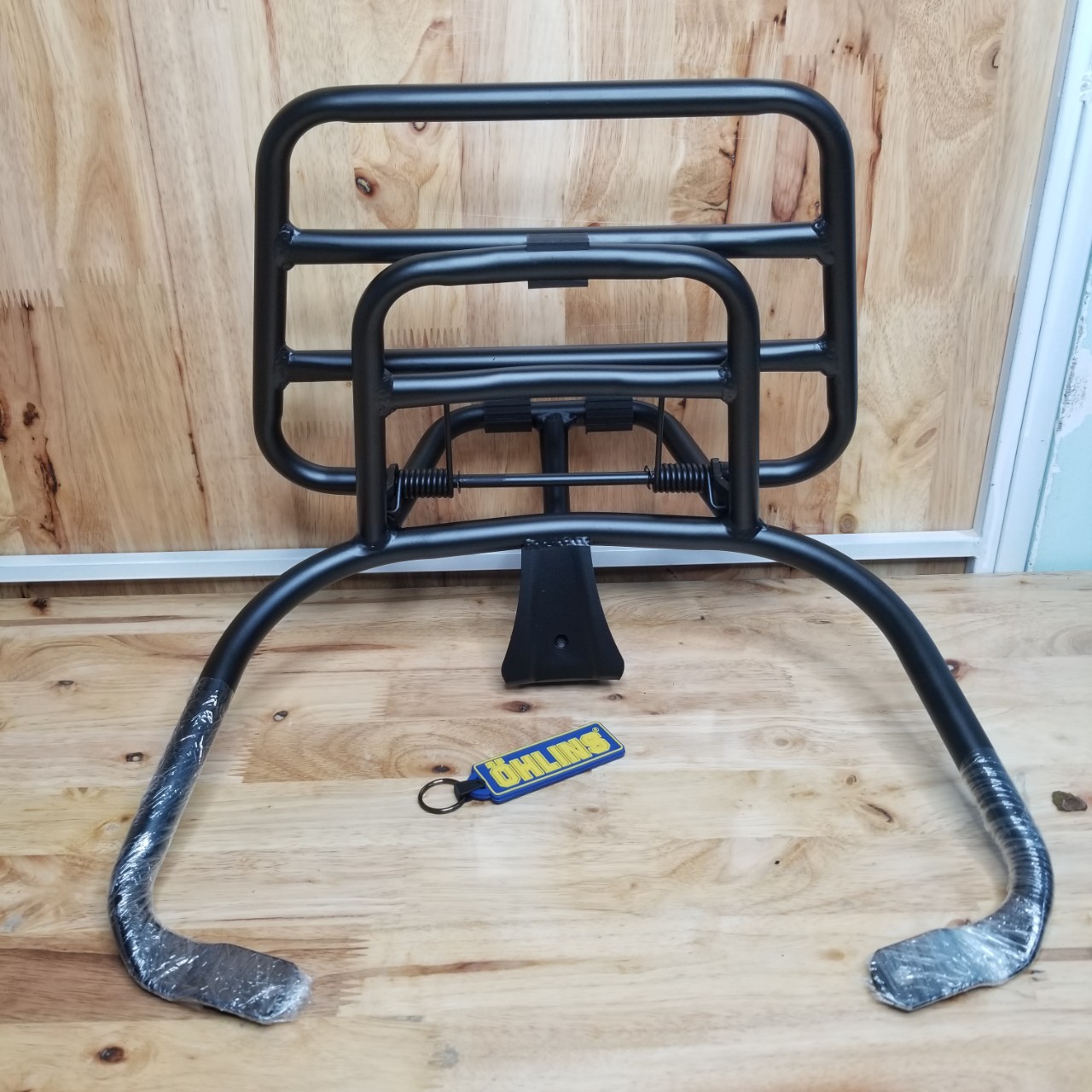 Quai yên tựa lưng màu đen sơn tĩnh điện gắn cho Vespa Print/Prima
