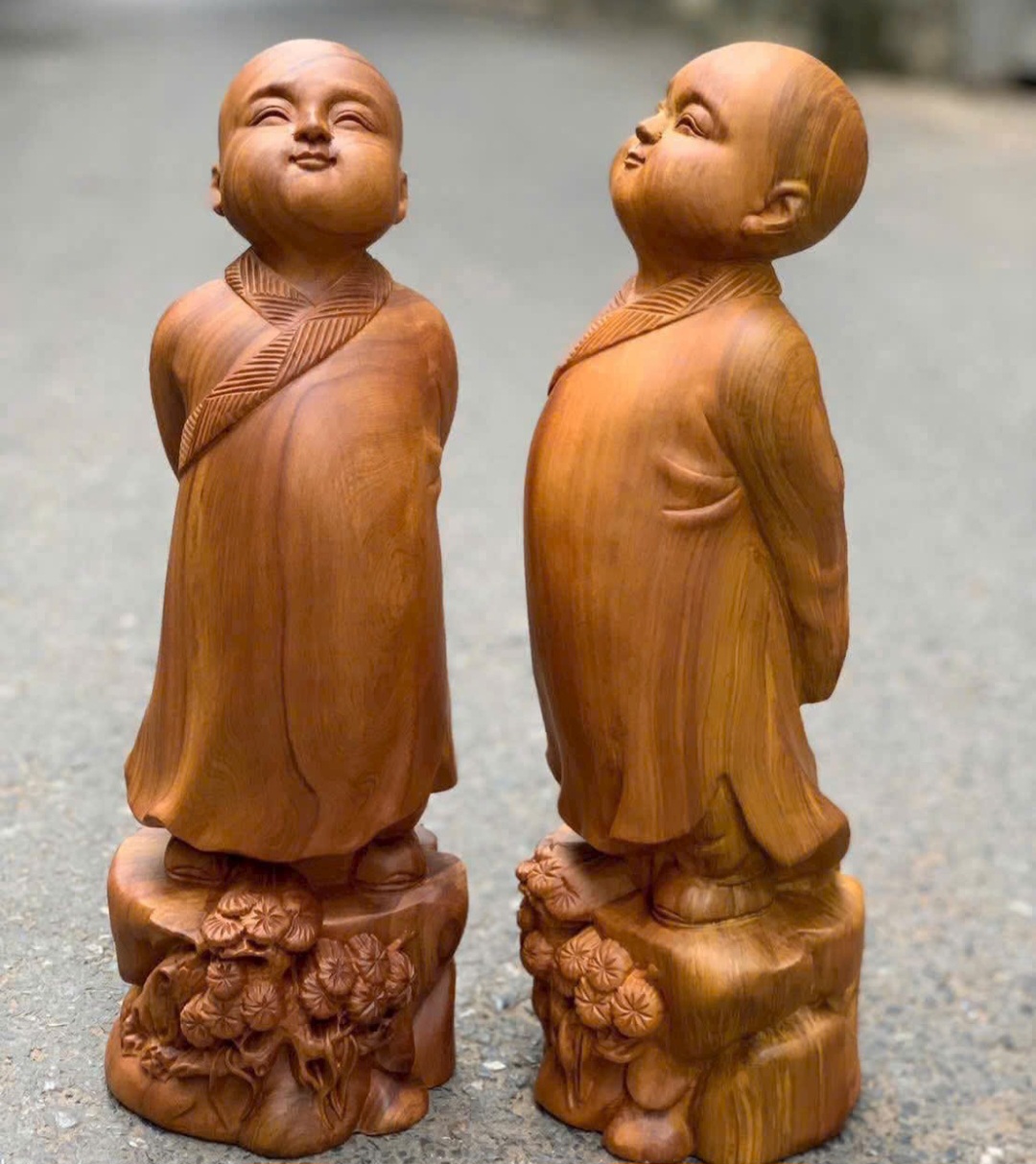 Tượng chú tiểu tùy duyên gỗ bách xanh thơm nức cao 20x8x6cm